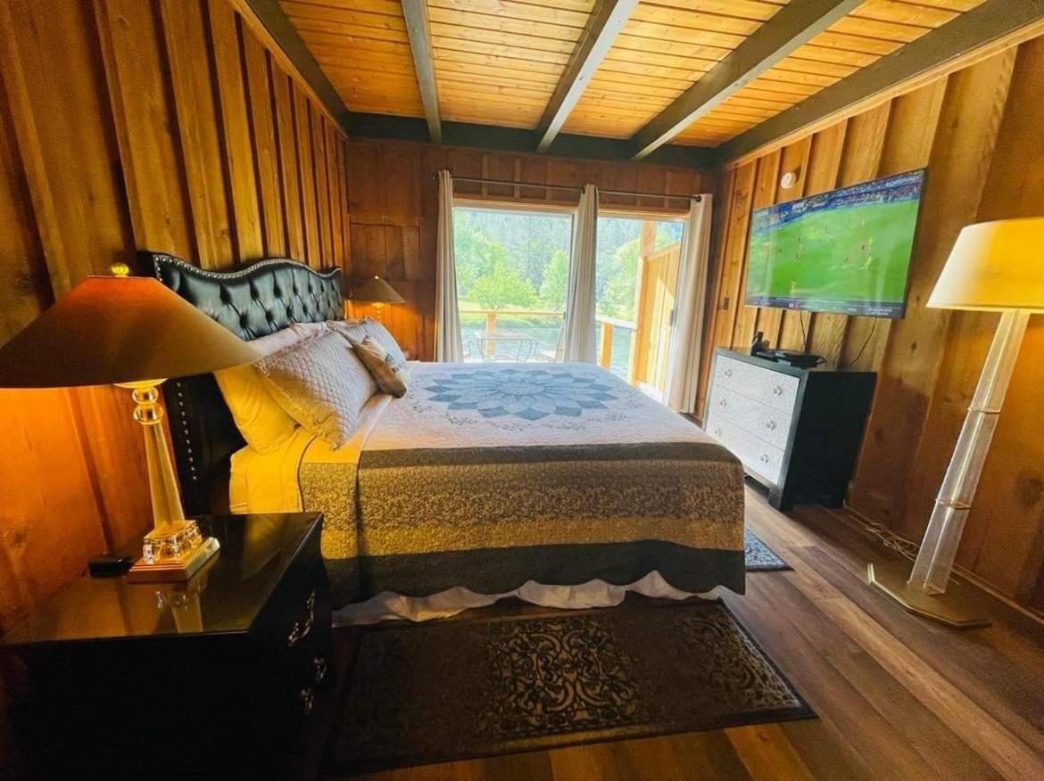 Riverfront Lodging Shady Cove المظهر الخارجي الصورة